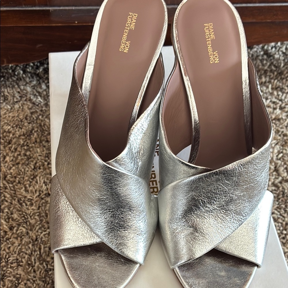 NWT Diane Von Furstenberg silver metallic heeled slide 8.5 -